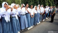 Para pelajar kompak mengabadikan kirab Kahiyang-Bobby.