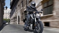 Honda CB125R dan CB300R dilengkapi dengan suspensi depan terbalik (up side down/USD) dan swing-arm satu sisi yang bisa diatur untuk preload bagian belakang. Selain itu, keduanya menghadirkan fitur ABS dengan IMU (Inertial Measurement Unit), serta sistem pencahayaan LED. Foto: Honda