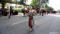 Dua penari dengan dandanan seperti badut ikut meramaikan kirab pernikahan Kahiyang-Bobby. Mereka membawakan tarian edan-edanan.