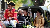 Kereta kencana Presiden Jokowi menyusul di belakang kereta kencana Kahiyang.