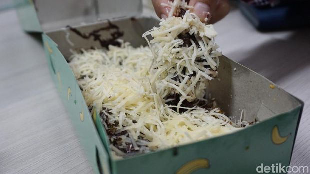 Yang ini enak, pisang dengan paduan topping cokelat dan keju royal.