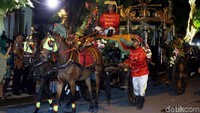Prosesi kirab malam tetap menarik perhatian warga.