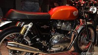 Peluncuran kedua model ini dilakukan di ajang EICMA (Ezposizione Internazionale del Ciclo, Motociclo, Accessori), salah satu pameran motor terbesar di Eropa.