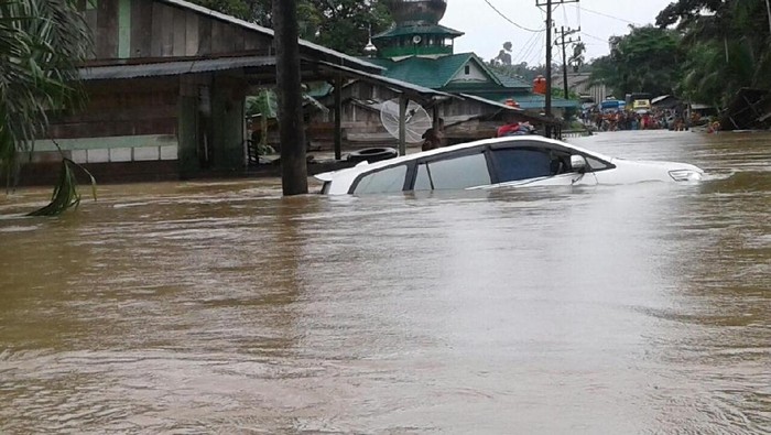 Banjir Setinggi 2 Meter Landa Aceh Singkil, Mobil Terseret Arus