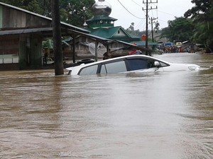 Banjir Setinggi 2 Meter Landa Aceh Singkil, Mobil Terseret Arus