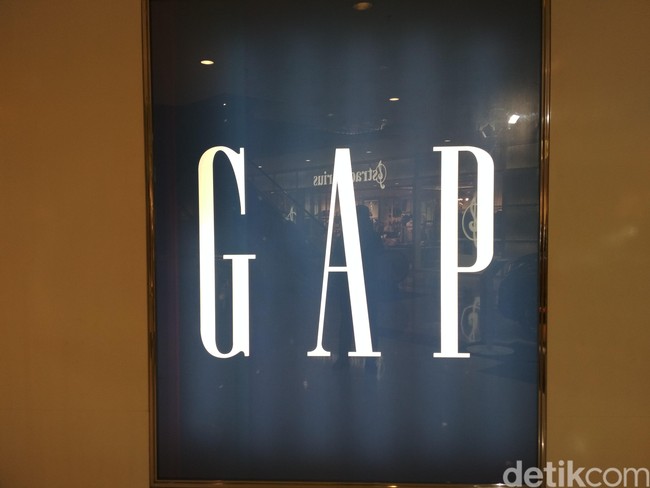 Toko GAP pertama dibuka pada tahun 1969 dengan tujuan menjual jeans berkualitas tinggi. Nama GAP mengacu pada kesenjangan antara generasi orang dewasa dan anak-anak. Foto: Danang Sugianto/detikFinance