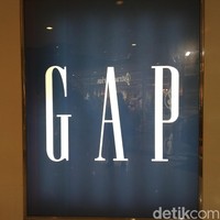 Toko GAP pertama dibuka pada tahun 1969 dengan tujuan menjual jeans berkualitas tinggi. Nama GAP mengacu pada kesenjangan antara generasi orang dewasa dan anak-anak. Foto: Danang Sugianto/detikFinance