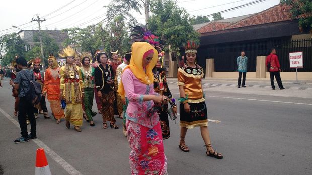 Tamu mulai berdatangan ke lokasi pernikahan Kahiyang-Bobby di Graha Saba Buana.