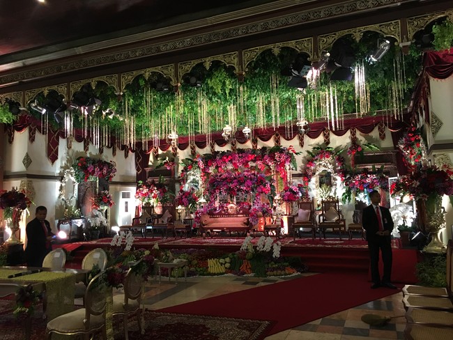 Ranu Asmoro, pemilik Asmoro Decoration, mengatakan, konsep dekorasi pernikahan Kahiyang Ayu dan Bobby lebih sederhana dari Gibran.   Intinya, (dekorasi) hampir sama tapi kemasan lebih berbeda. Artistik dan sederhana, namun berkesan, Kami harapkan yang berkunjung pun akan merasakan kesan tersendiri, kata Ranu saat ditemui Wolipop di Solo, baru-baru ini. Foto: Kursi akad dan pelaminan untuk Kahiyang-Bobby/Ray Jordan