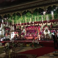 Ranu Asmoro, pemilik Asmoro Decoration, mengatakan, konsep dekorasi pernikahan Kahiyang Ayu dan Bobby lebih sederhana dari Gibran.   Intinya, (dekorasi) hampir sama tapi kemasan lebih berbeda. Artistik dan sederhana, namun berkesan, Kami harapkan yang berkunjung pun akan merasakan kesan tersendiri, kata Ranu saat ditemui Wolipop di Solo, baru-baru ini. Foto: Kursi akad dan pelaminan untuk Kahiyang-Bobby/Ray Jordan