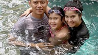 Selain itu, istri dari Agus Harimurti Yudhoyono pun kerap melakukan olahraga berenang. Tidak lupa juga bersama dengan keluarga kecilnya. Foto: Instagram/@annisayudhoyono