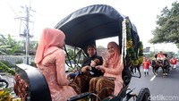 Iring-iringan kereta kencana tiba di Gedung Graha Saba Buana.