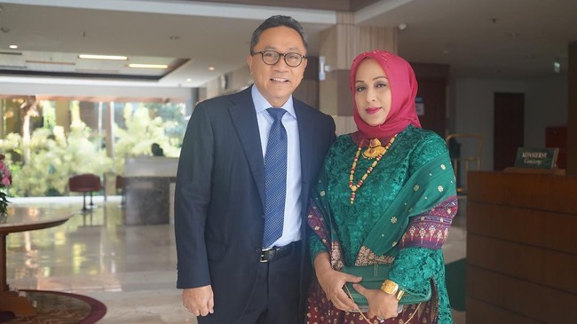Istri Ketua MPR Republik Indonesia Zulkifli Hasan, Soraya Zulkifli Hasan, juga tampil dalam balutan jilbab simpel shocking pink di pernikahan Kahiyang-Bobby. Lihat perpaduan warnanya tampak kontras dan berani. Kalung panjang etnik dan selendang nusantara membuat penampilannya tetap cantik. Foto: Dok. Instagram