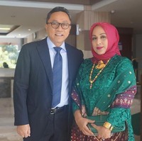 Istri Ketua MPR Republik Indonesia Zulkifli Hasan, Soraya Zulkifli Hasan, juga tampil dalam balutan jilbab simpel shocking pink di pernikahan Kahiyang-Bobby. Lihat perpaduan warnanya tampak kontras dan berani. Kalung panjang etnik dan selendang nusantara membuat penampilannya tetap cantik. Foto: Dok. Instagram