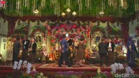 Kahiyang dan Bobby menyalami para tamu undangan yang hadir. Ada 8.000 undangan yang disebar untuk resepsi pagi dan malam hari.