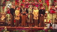 Foto keluarga dua mempelai di pelaminan yang dijepret Ibu Ani Yudhoyono. Foto: Instagram Ani Yudhoyono