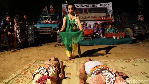 Penari yang berusaha mengeluarkan arwah dari tubuh pelakon lain (Shinta/detikTravel)