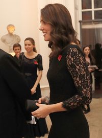 Perut Kate Middleton terlihat buncit.