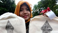 Mereka memamerkannya di depan lokasi pernikahan Graha Saba Buana, Solo.