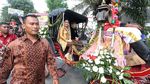 Foto: Senyum Bahagia Kahiyang dan Bobby di Atas Kereta Kencana