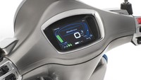 Vespa Elettrica bisa menjangkau jarak hingga 100 kilometer. Vespa juga menyediakan versi X yang menambahkan generator di samping motor listrik. Dengan begitu, daya jangkaunya menjadi dua kali lipat lebih jauh. Pool/Vespa.
