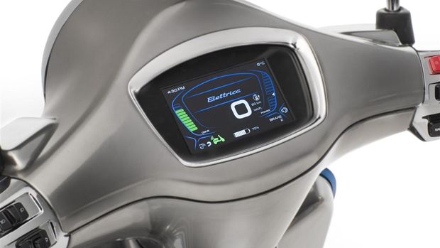 Era mobilitas elektrik mulai menyambut. Vespa di pameran otomotif roda dua yang digelar di Milan, Italia, memperkenalkan skuter berenaga listrik, Vespa Elettrica.