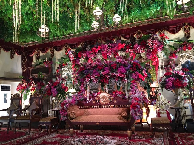 Nuansa Jawa klasik dipilih sebagai tema utama dalam pernikahan Kahiyang Ayu dan Bobby. Pemakaian gebyok hingga atribut pewayangan pun dipasang di titik-titik tertentu untuk menambah kesan tradisionalnya. Foto: Pelaminan Kahiyang Ayu dan Bobby Nasution