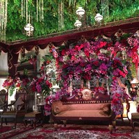 Nuansa Jawa klasik dipilih sebagai tema utama dalam pernikahan Kahiyang Ayu dan Bobby. Pemakaian gebyok hingga atribut pewayangan pun dipasang di titik-titik tertentu untuk menambah kesan tradisionalnya. Foto: Pelaminan Kahiyang Ayu dan Bobby Nasution