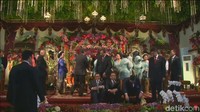 Sebelum berjajar rapi, begini momen para menteri mengatur barisan. Mereka awalnya menyalami Jokowi, Iriana, kedua mempelai, serta orangtua Bobby (Foto: Dok. CNN Indonesia TV)