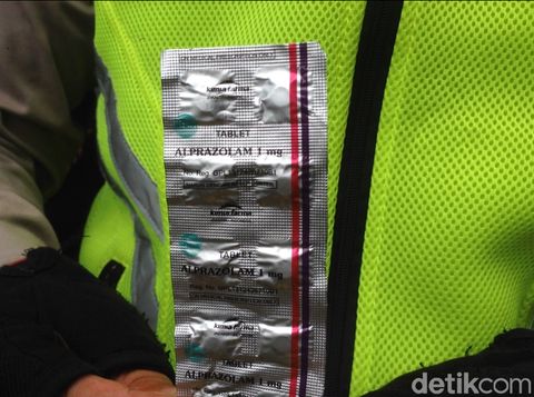  Polisi menangkap pengendara yang membawa obat penenang dalam Operasi Zebra di Jatinegara, Jaktim, Rabu (8/11/2017)