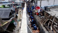 Hingga saat ini petugas masih melakukan perbaikan.