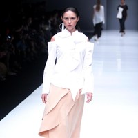 Koleksi busana siap pakai dari desainer Barli Asmara mengusung tema Press Play di Jakarta Fashion Week 2018, Senayan City, Jakarta, Kamis (26/10/2017). Foto: Mohammad Abduh/Wolipop