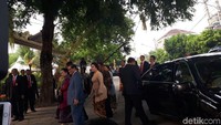 Semobil dengan Wali Kota Solo dan ditemani Puan Maharani, Megawati tiba di lokasi akad (Foto: Sukma Indah/detikcom)