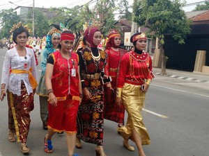 Aparat Wanita Berpakaian Adat Bersiap Iringi Kirab Putri Jokowi