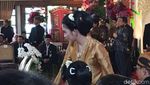 Sibuknya Selvi Menantu Jokowi di Akad Nikah Kahiyang-Bobby