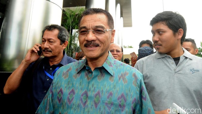 Gamawan Fauzi diperiksa KPK soal e-KTP. Mantan Menteri Dalam Negeri itu diperiksa sebagai saksi untuk tersangka Anang Sugiana.