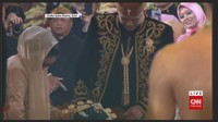 Upacara panggih diawali dengan lempar sirih dan berjabat tangan (Foto: Dok. Screenshot CNN Indonesia)