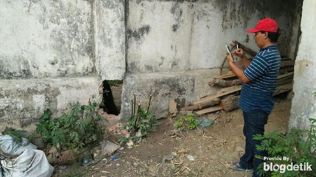 Perampok menjebol tembok rumah/
