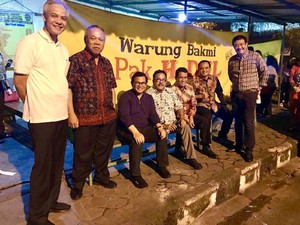 Di Sela Prosesi Kahiyang, Megawati Hingga Djarot Makan di Warung Bakmi