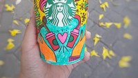 Kali ini netizen berani menabrakkan warna kuning dan hijau. Tapi hasilnya tetap cantik! Apalagi difoto dengan guguran daun-daun di latar belakangnya. Foto: Istimewa