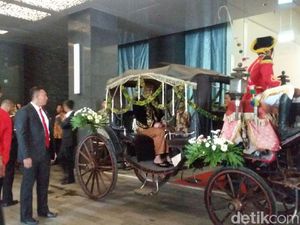 Penampilan Kahiyang dan Bobby Berbusana Adat Jawa di Akad Nikah