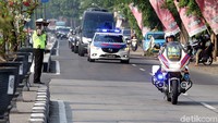 Iring-iringan kendaraan polisi menuju lokasi acara pernikahan Kahiyang-Bobby.