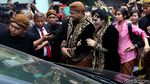 Kahiyang dan Bobby Tinggalkan Gedung Resepsi