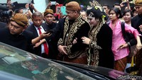 Kahiyang-Bobby dikawal Paspampres saat akan masuk ke mobil.