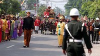 Iring-iringan kereta kencara melintas menuju lokasi pernikahan Kahiyang-Bobby di Gedung Graha Saba Buana.