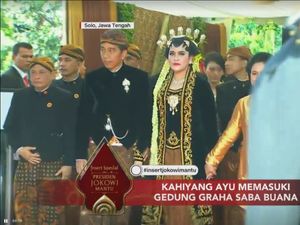 Naik Kereta Kencana, Kahiyang dan Jokowi Tiba di Lokasi Akad