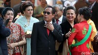 Sutiyoso hadir dengan mengenakan setelan jas. Mantan Kepala BIN itu juga memakai kacamata.