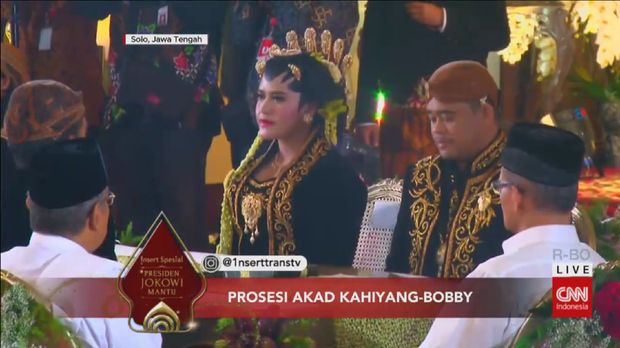 Kahiyang-Bobby duduk bersebelahan.