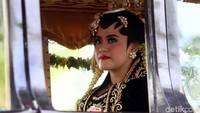 Kahiyang berangkat dari kediamannya menggunakan iring-iringan kereta kencana.