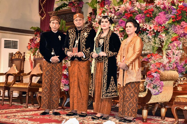 Dekorasi pelaminan tak luput dari pandangan di pernikahan Kahiyang Ayu dan Bobby. Nuansa Jawa klasik begitu kental terasa dengan gebyok atau dinding kayu berukir yang menjadi inti dekorasi di Graha Saba Buansa, Solo, pagi ini. Suasana pernikahan terasa semakin indah dengan ratusan bunga bernuansa merah sebagai pemanisnya, berikut adalah keindahan pelaminan Kahiyang Ayu dan Bobby lebih dekat lagi. Foto: Agus Suparto/Setpres